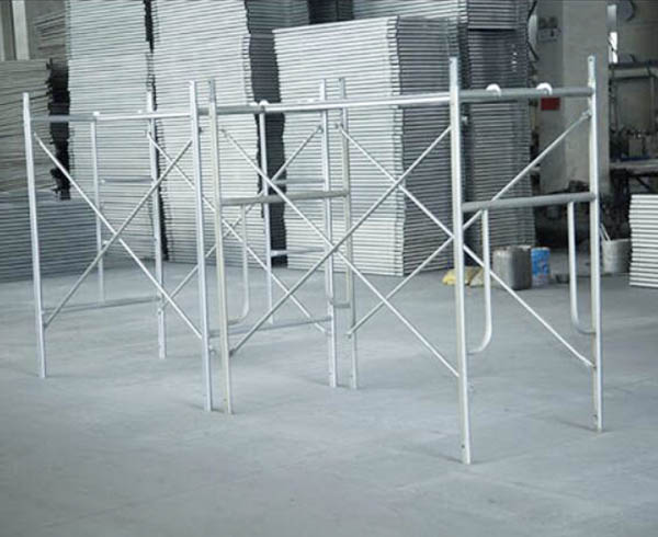 GI đi bộ qua các khung giàn giáo