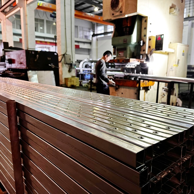 Đ&oacute;ng tấm th&eacute;p