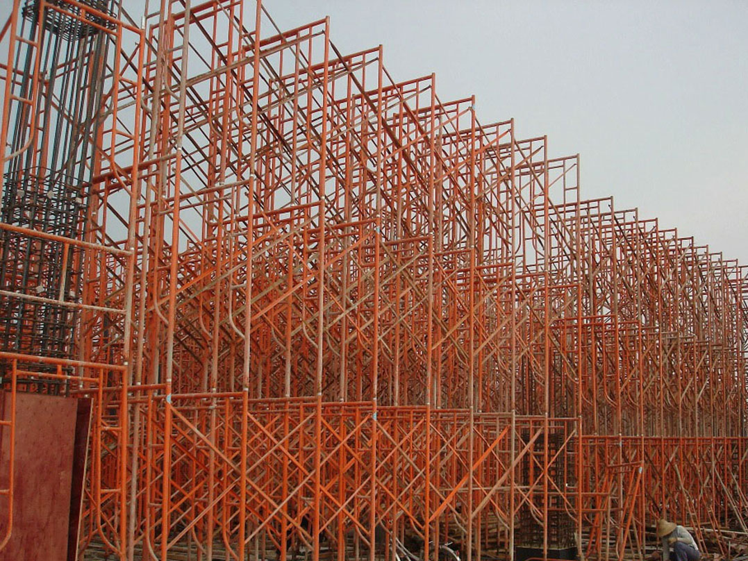 Ứng dụng đi bộ qua các khung giàn giáo