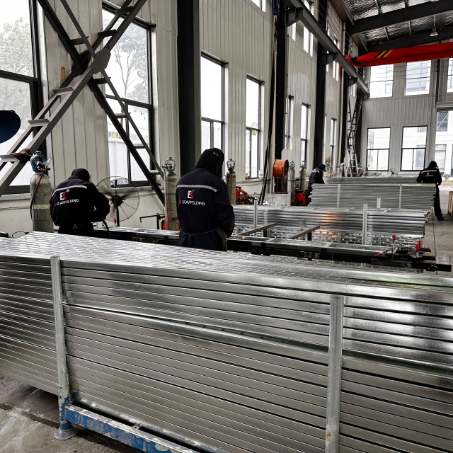 Đ&oacute;ng tấm th&eacute;p