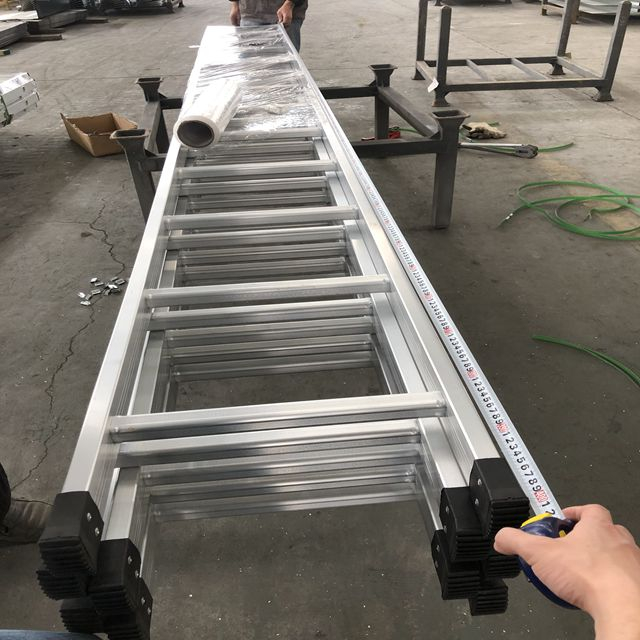 Bước giàn giáo bậc thang