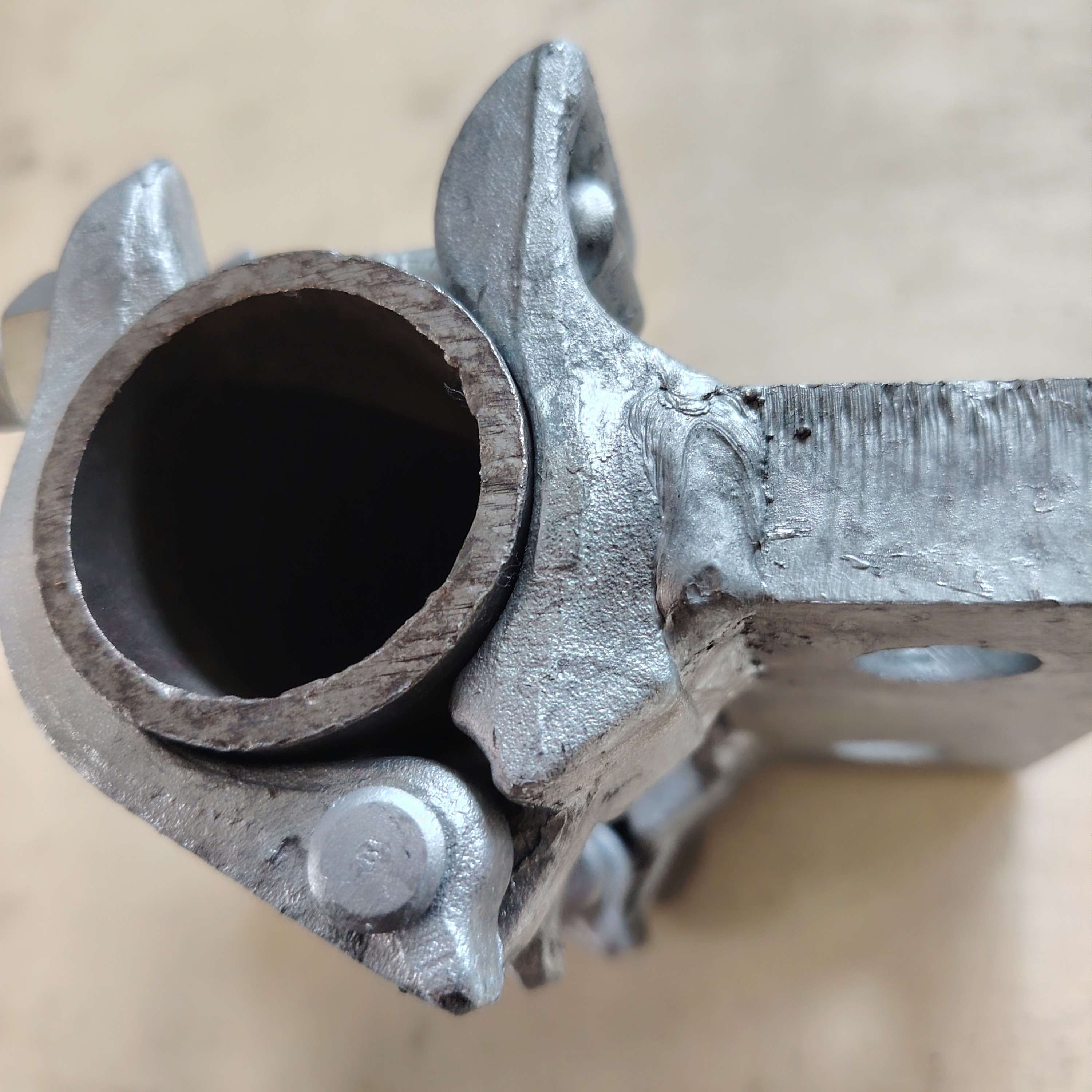 Đế kẹp giàn giáo có hình dạng đặc biệt