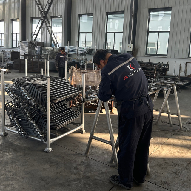 Cửa bẫy giàn giáo