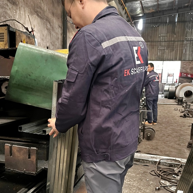 Đ&oacute;ng tấm th&eacute;p