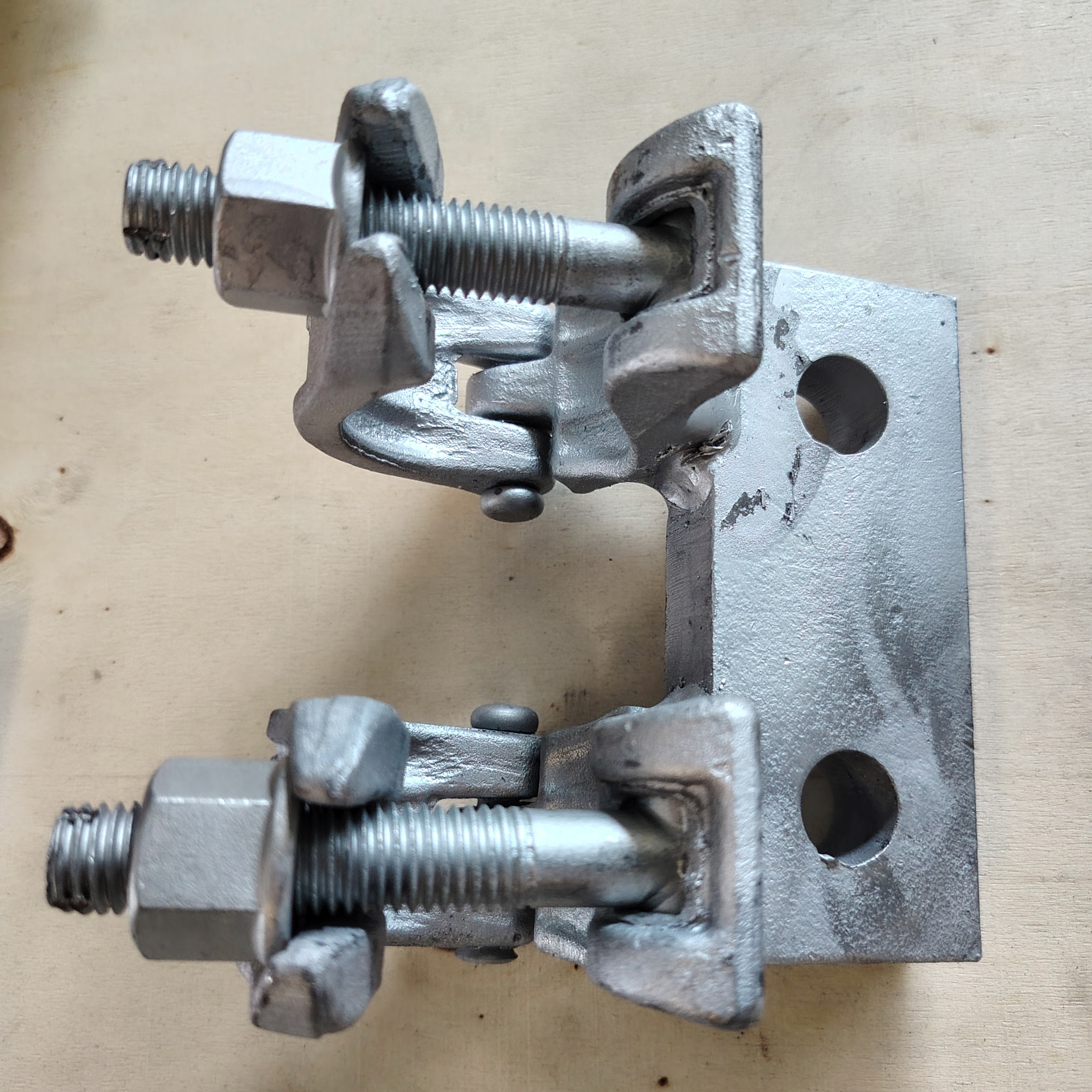 Đế kẹp giàn giáo có hình dạng đặc biệt