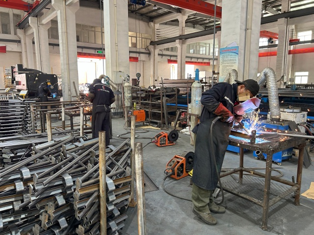 Kiểu trang trọng chống đỡ ch&acirc;n ba