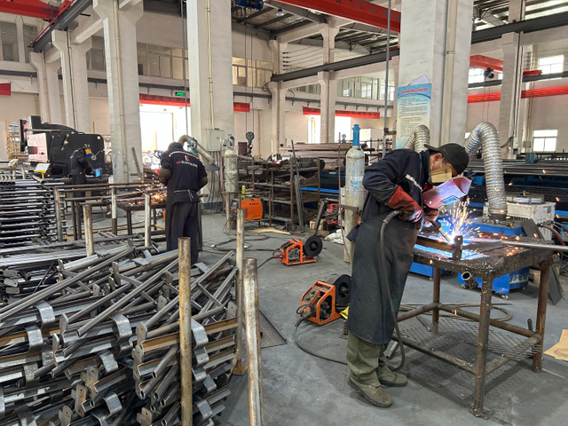 Kiểu trang trọng chống đỡ chân ba