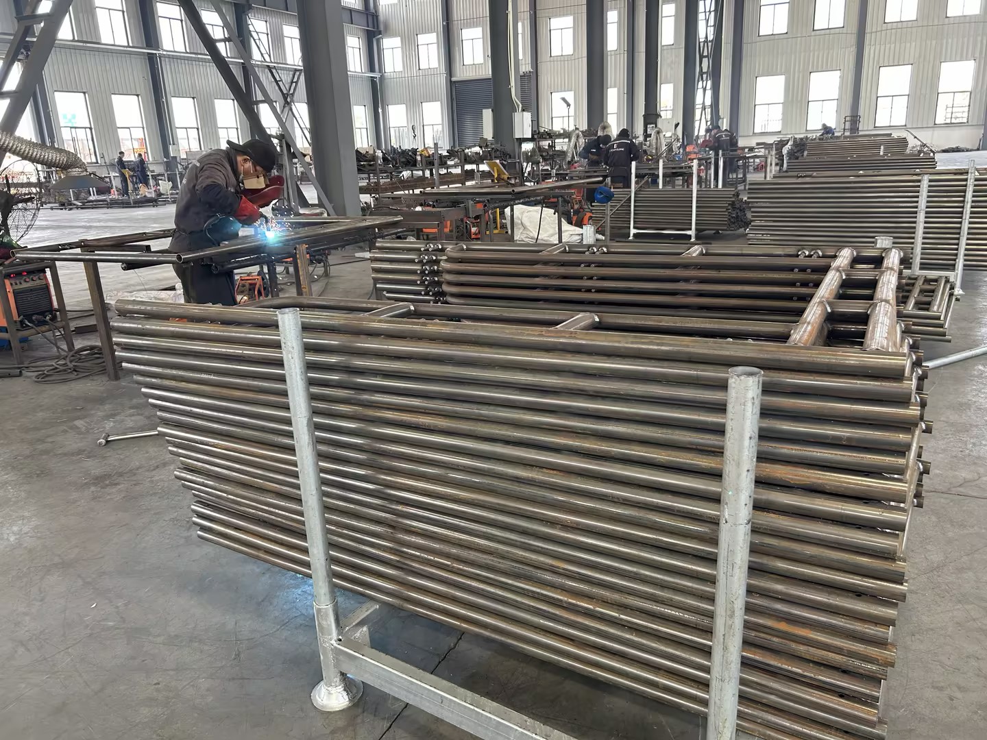 Đi bộ qua gi&agrave;n gi&aacute;o Đi bộ qua gi&agrave;n gi&aacute;o 