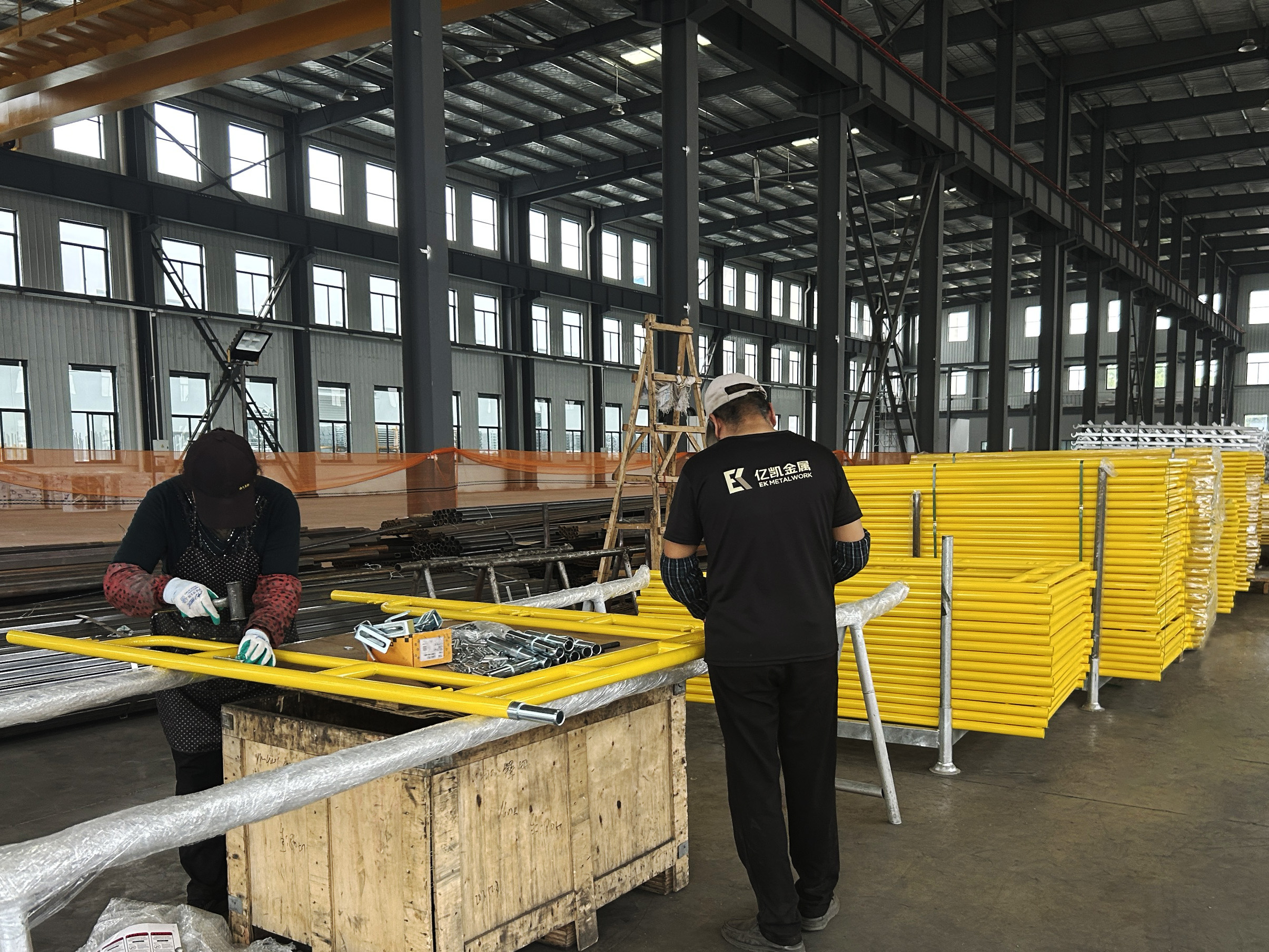 Đi bộ qua gi&agrave;n gi&aacute;o 