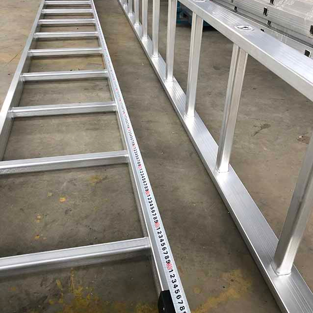 Bước giàn giáo bậc thang