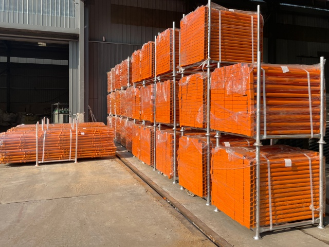 Sơn transom c&oacute; ​​gi&agrave;n gi&aacute;o Cuplock