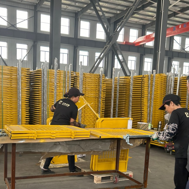 Cổng gi&agrave;n gi&aacute;o