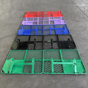 Cửa bẫy giàn giáo với nhiều màu sắc khác nhau