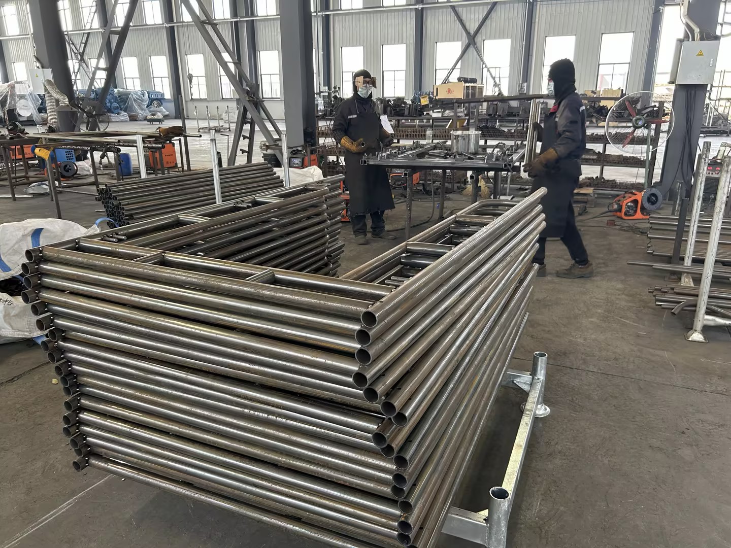 Đi bộ qua gi&agrave;n gi&aacute;o 