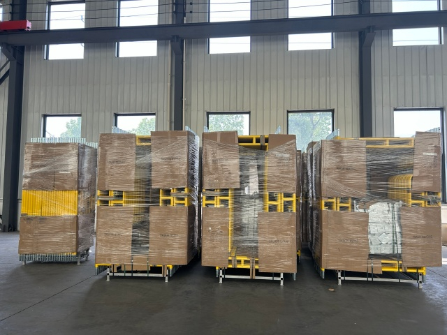 Đi bộ qua khung h&igrave;nh