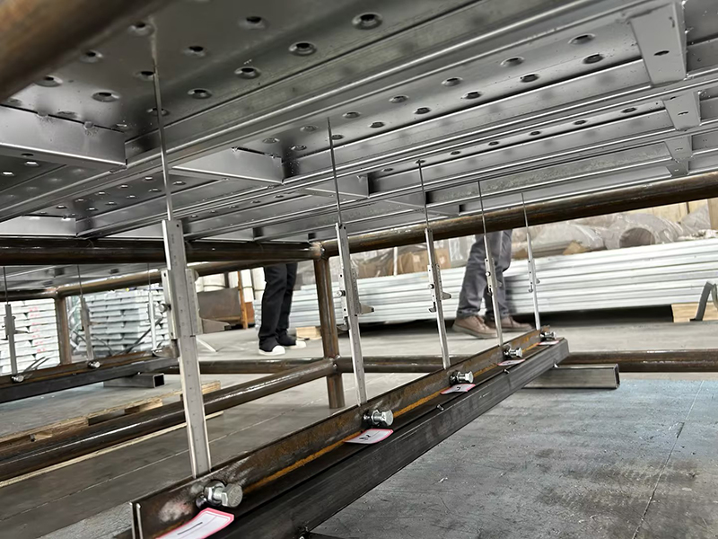 Biến dạng v&agrave; dịch chuyển của v&aacute;n gi&agrave;n gi&aacute;o k&egrave;m theo d&agrave;i 4 m&eacute;t dưới tải trọng 5,6 tấn.