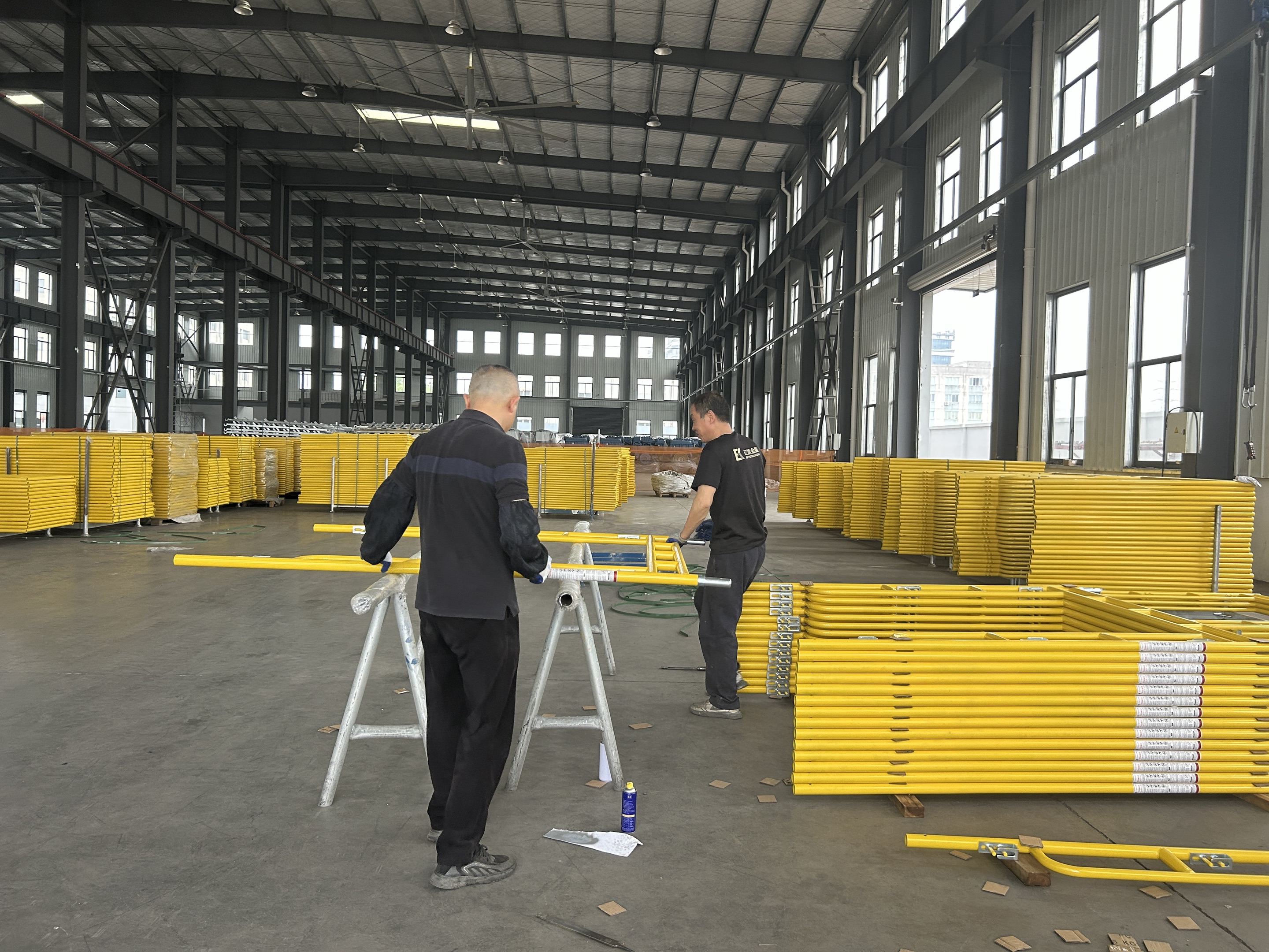 Đi bộ qua gi&agrave;n gi&aacute;o 