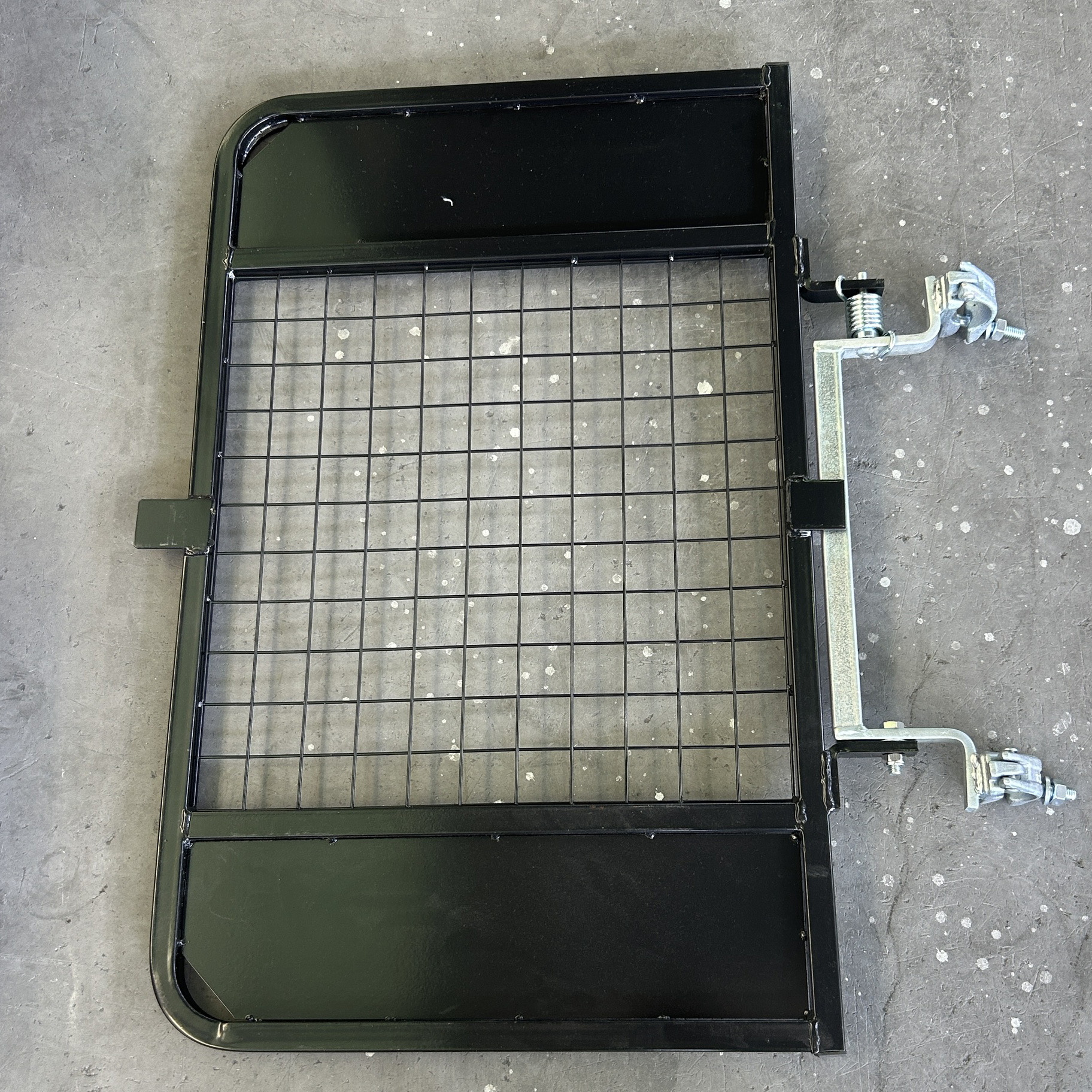 cổng v&agrave;o thang đảo ngược m&agrave;u đen 