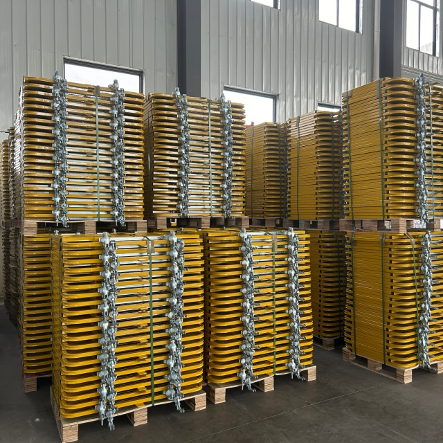 Cổng gi&agrave;n gi&aacute;o