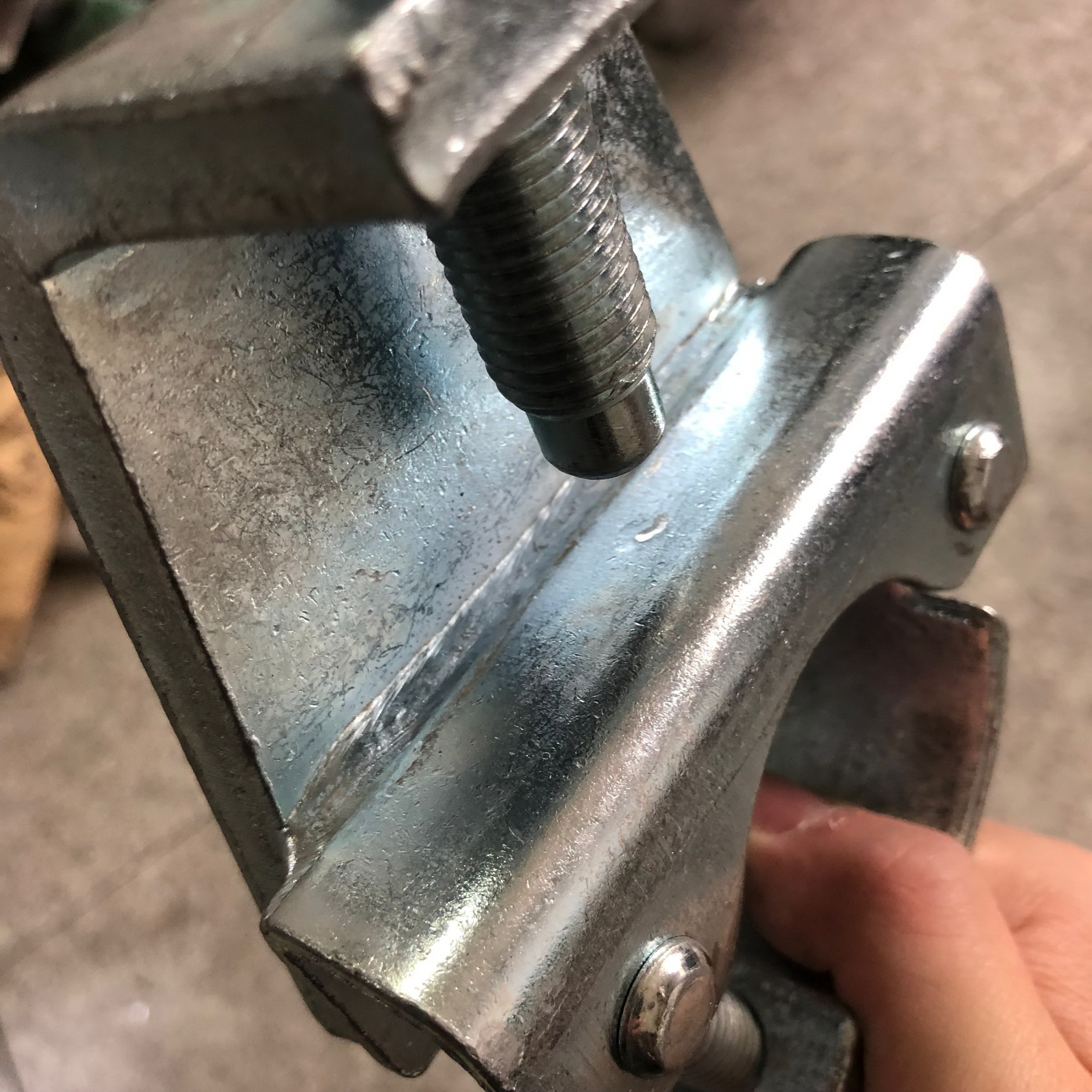 Thả khớp nối dầm rèn