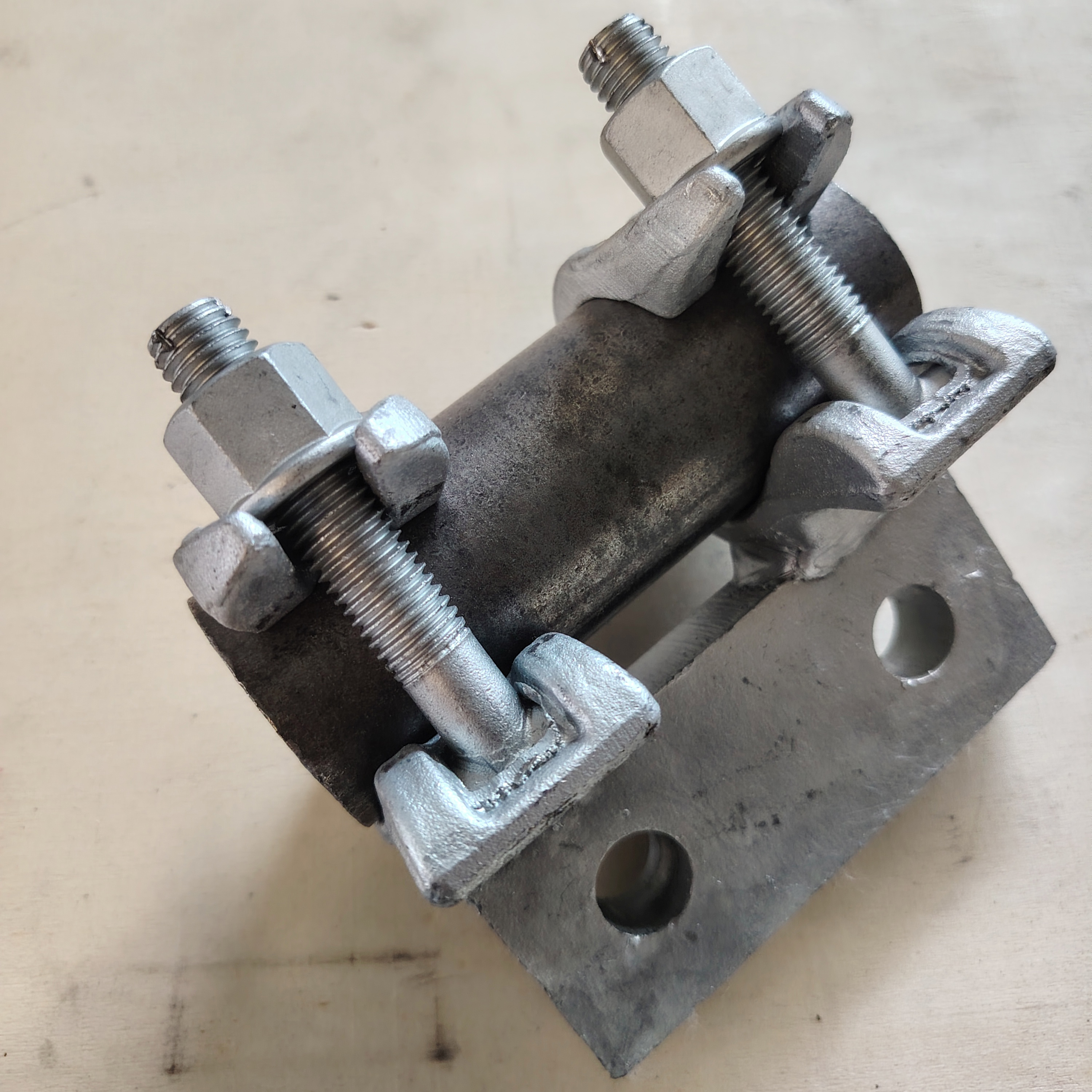 Đế kẹp giàn giáo có hình dạng đặc biệt