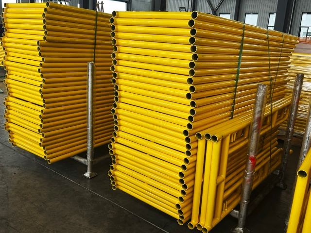 Đi bộ qua khung h&igrave;nh