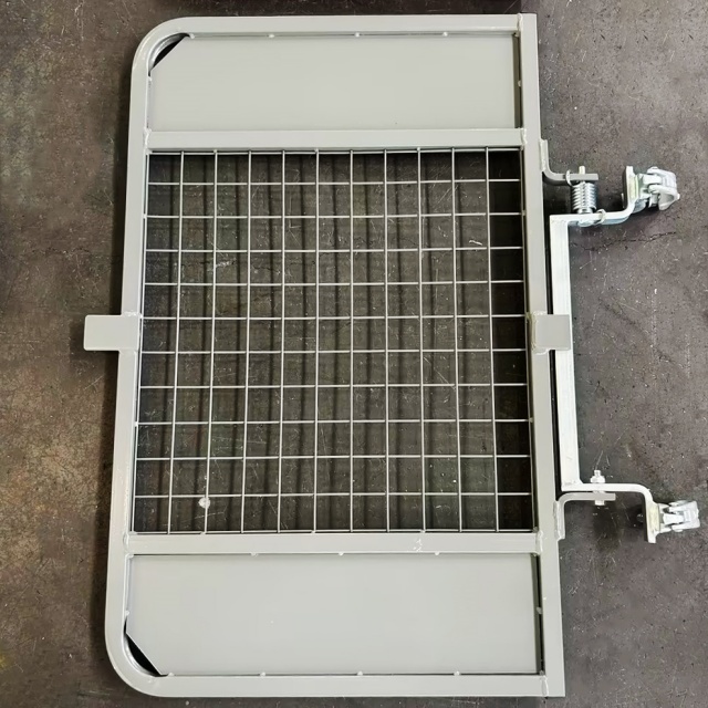 Cổng gi&agrave;n gi&aacute;o m&agrave;u x&aacute;m 
